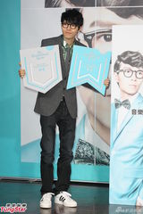 组图：方大同台北新专辑记者会 称七年未放过假