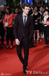 组图：2NE1助阵《超凡蜘蛛侠》韩国红毯秀