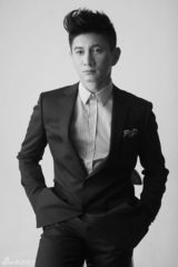 组图：吴奇隆拍杂志520特刊 称一直相信爱情