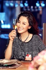 组图：沈傲君居家大片享受温馨浪漫下午茶