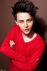 组图：孙坚爽朗酷帅写真展“红色魅惑” 