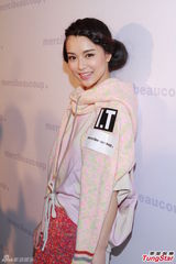 组图：文咏珊现身品牌活动 打扮密实笑容加分