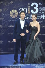 组图：张瑞希立威廉亮相蓝毯 典雅高贵