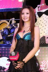 组图：安心亚低胸性感出席活动 盼桃花欲去香港血拼