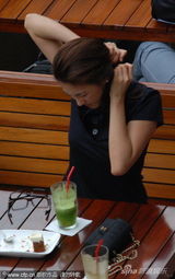 组图：张雨绮喝下午茶与头发“纠结”良久 