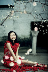 组图：江一燕迎春写真 人面桃花相映红