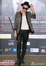 组图：GD拄拐开唱现场劲爆 个性服装抢眼