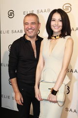 组图：高圆圆“梅花弄”亮相时装周 掀起“中国风”