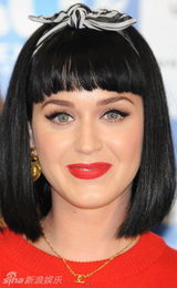 组图：水果姐内八站姿可爱 与少女时代同台搞怪