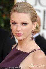 组图：泰勒斯威夫特鱼尾裙露背装亮相 盘发优雅