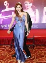 郭美美上下失守露粉底裤黑bra 爆乳女抢镜(图)