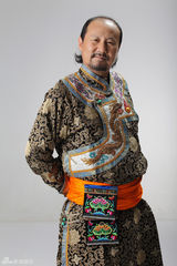 组图：腾格尔换装写真不卖萌 展最炫民族大叔风