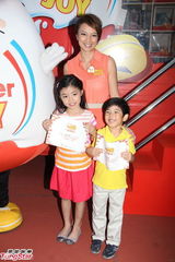 组图：杨婉仪携子女行善 坦言愿为孩子弃签约