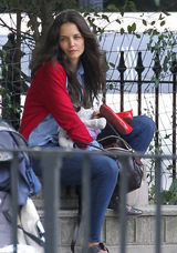 组图：凯蒂-赫尔姆斯带苏瑞玩耍显露母爱