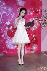 组图：林依晨亮相巧克力代言气质优雅