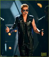 组图：群星献唱公告牌 泰勒青春赛琳娜变舞娘