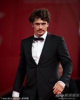 组图：电影《萨尔》首映 男演员Val Lauren大玩自拍