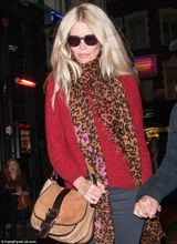 组图：超模克劳迪娅红装出街 紧贴老公秀恩爱