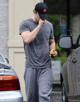 组图：帅哥瑞恩-雷诺兹婚后独自出门健身