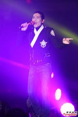 组图：萧敬腾受恐吓照常演出 保镖贴身保护