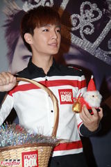 组图：炎亚纶香港歌迷会心型手势大献爱心