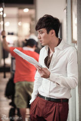 组图：《主君的太阳》苏志燮孔孝真剧本不离手