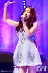 组图：EXO与Apink助阵颁奖礼 f(x)水晶捧奖