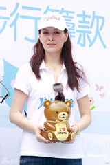 幻灯组图：琦琦买钻石送妈咪 对“老公死讯”不满