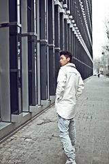 星街拍：魏晨寒冬街拍换装秀 迷幻色披风显帅气