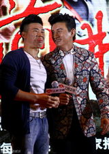 组图：《向着胜利前进》吴奇隆为戏伤痕累累