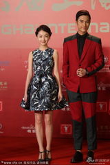组图：《宫》亮相红毯 周冬雨娇俏短裙携手于正