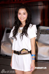 幻灯图：林峰与阿Sa(蔡卓妍)现身马场汗流浃背