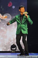 高清组图：杨钰莹白衣飘飘甜美献唱 不见岁月痕迹