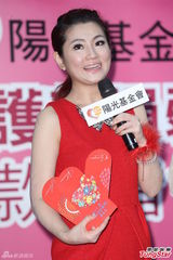 组图：Selina助力颜损慈善活动 老公力挺爱相随