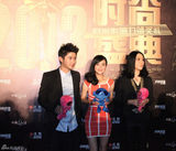 组图：李倩超短裙亮相时尚盛典 大秀身材性感抢镜