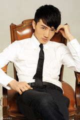 组图：许诺宣传片帅气正装演绎白领造型