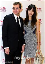 组图：f(x)宋茜出席品牌活动 网纹露背裙性感