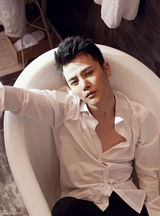 组图：荧屏年下男孙坚裸背萌照慵懒惬意