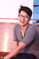 组图：于晓光推出游轮写真 阳光笑容温暖十足