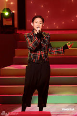 幻灯图：容祖儿豹纹装录影 王菀之穿出旧上海风情 