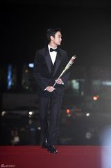 组图：韩国电影青龙奖首尔举行 红毯众星云集