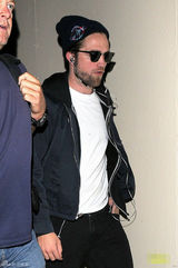 组图：罗伯特-帕丁森现身机场 黑超遮面无表情