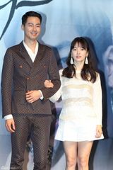 高清组图：宋慧乔透视装宣传新剧 赵仁成帅气