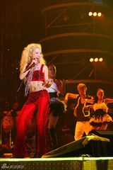 高清组图：张靓颖成都开唱艳光四射