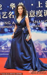 组图：刘晓庆深V长裙性感亮相华鼎奖红毯