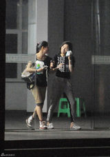 组图：章子怡路边吃烤串 拍戏获专人撑伞