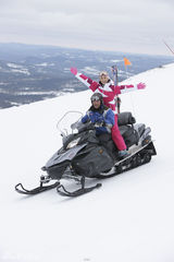 幻灯图：苗圃庆冬奥变冰雪娇娃 滑雪场“神出鬼没”