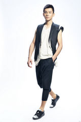 组图：乔振宇初夏清爽写真 身姿挺拔显潮男风范