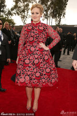 阿黛尔花朵长裙明艳动人 产后丰腴神采飞扬(图)