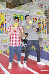 组图：农夫亲自推销唱片 销量飘红排第三位